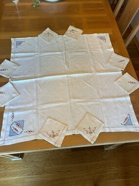 Embroidered Floral Linen small card square tablecloth with Matching Napkins